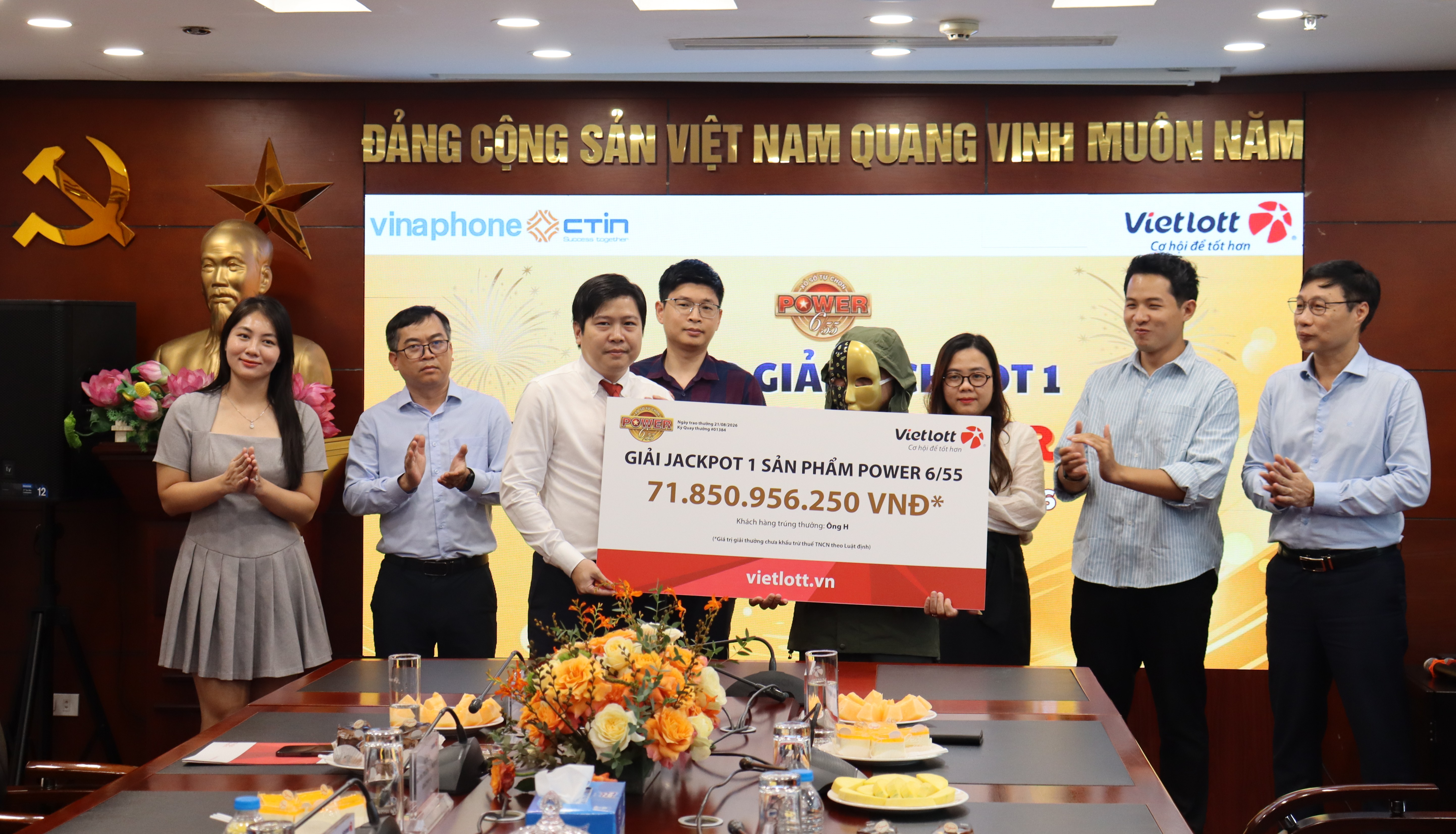 Hành trình 10 năm và kỷ lục hơn 1.100 lần trúng thưởng: Người công nhân Quảng Trị vỡ òa rinh Jackpot 1 hơn 71,8 tỷ đồng